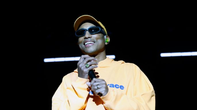 Pharrell Williams detiene 2 veces su participación en un festival para salvar a unos fanáticos