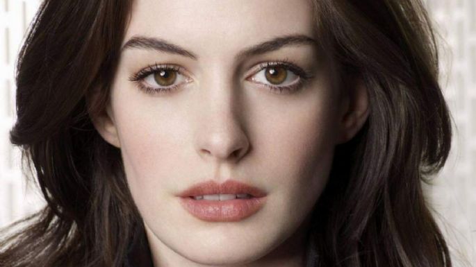 Anne Hathaway revela de qué estrella cancelada aún es fan y sobre si es "viajera del tiempo"