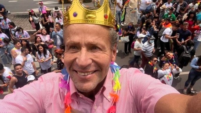 Alfredo Adame asiste por primera vez a la Marcha del orgullo LGBT+