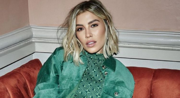 Michelle Salas regresa a Instagram y posa con increíble 'look' claro desde la playa; así modela