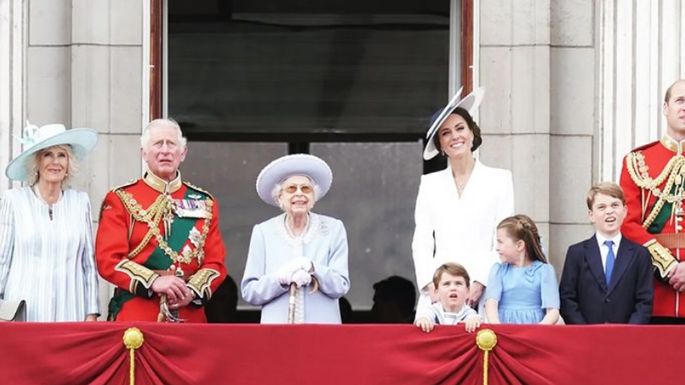 Reina Isabel II termina los festejos de su Jubileo Platino con emotivo mensaje y show de luces