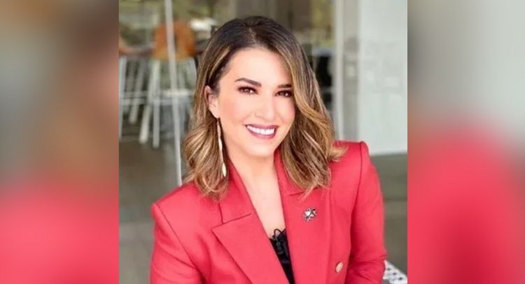 Laura G enamora a todo TV Azteca al posar con distinguido outfit azul desde 'VLA'