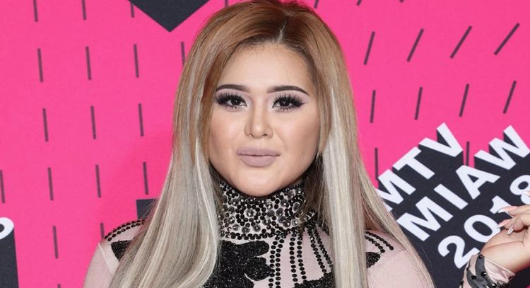 'Gomita' muestra su lado más glamuroso al posar enfundada en sofisticado vestido lila