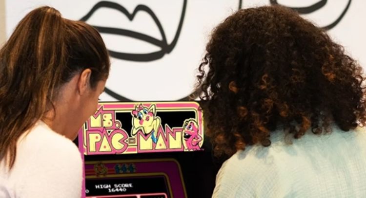 Arcade1Up presenta los nuevos gabinetes inspirados en los juegos 'Ms. Pac Man' y 'Street Fighter'