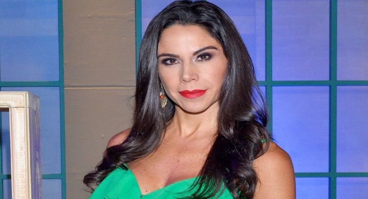 Paola Rojas posa con elegante look negro y derrocha belleza en Televisia