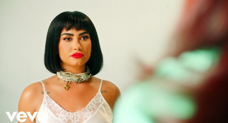 Demi Lovato recuerda el pop-punk de la década de los 2000 en su nuevo video musical 'Substance'