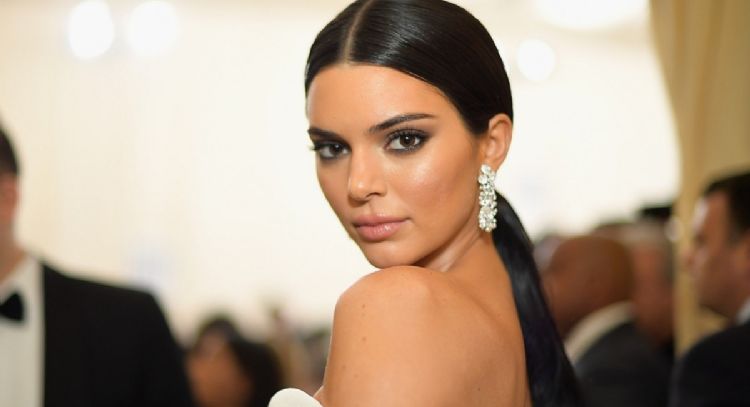Kendall Jenner luce revelador conjunto naranja y paraliza Internet; este es su look