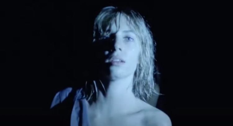 Maya Hawke, actriz de 'Stranger Things', lanza un video musical explícito de su canción 'Thérèse'