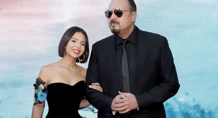 Hija de Pepe Aguilar deleita las redes al posar con encantador outfit azul; este es su look
