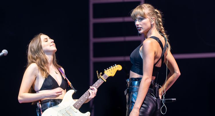 Taylor Swift se une sorpresivamente a Haim durante un concierto en Londres; escúchalas aquí