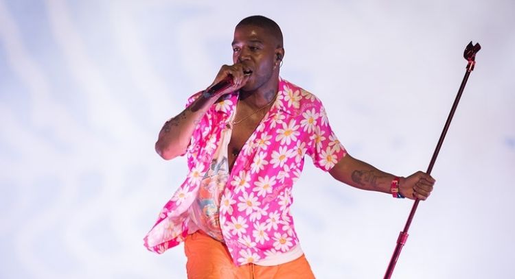 Kid Cudi sale molesto del escenario luego de que le aventaran cosas y le gritaran a Kanye West