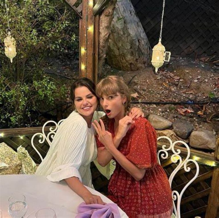 Selena y Taylor