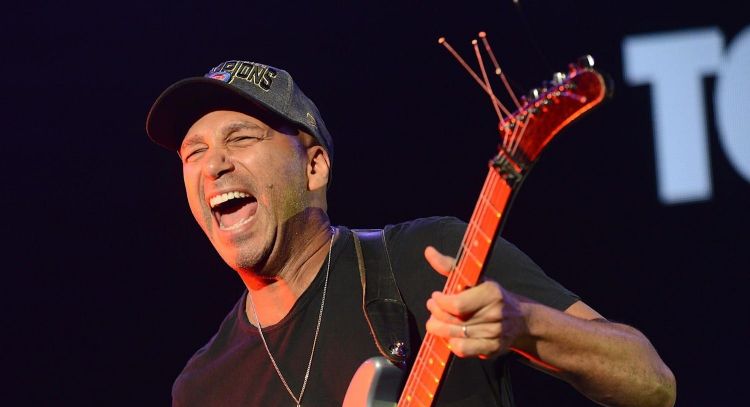 VIDEO: Tom Morello es arrojado del escenario por su propio equipo de seguridad; esta es la razón
