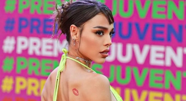 Instagram: Danna Paola no se limita y posa con este increíble 'look' rojo desde la playa; así modela