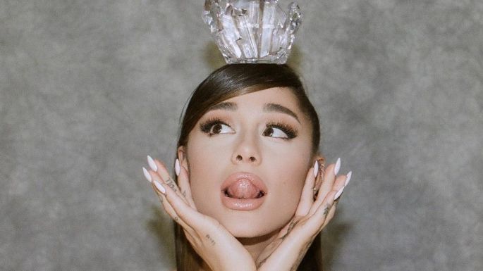 FOTO: Ariana Grande se deja ver sin una gota de maquillaje y luce muy diferente