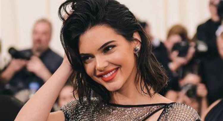 FOTO: Kendall Jenner se enfunda en elegante vestido rojo y paraliza Internet