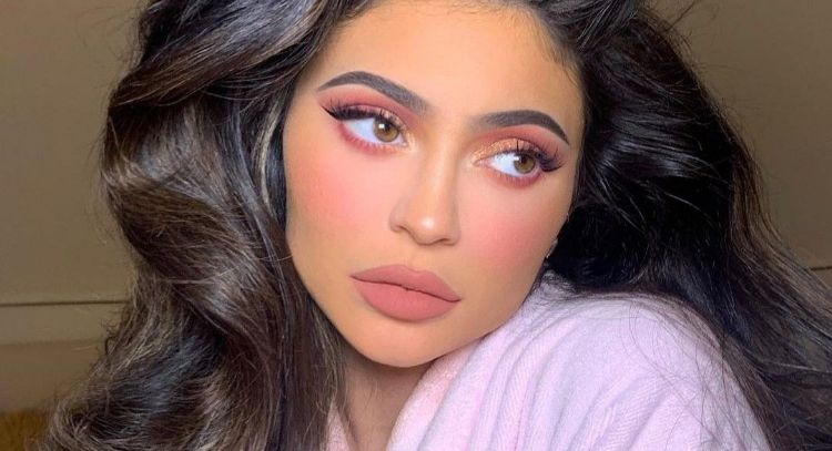 Kylie Jenner saca el glamour y posa con destacado outfit negro en Instgram