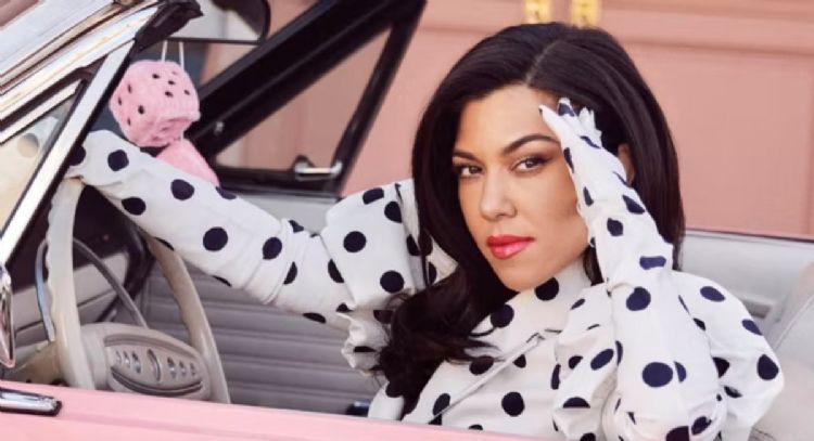 Kourtney Kardashian se enfunda en revelador vestido plateado y enamora a sus fans