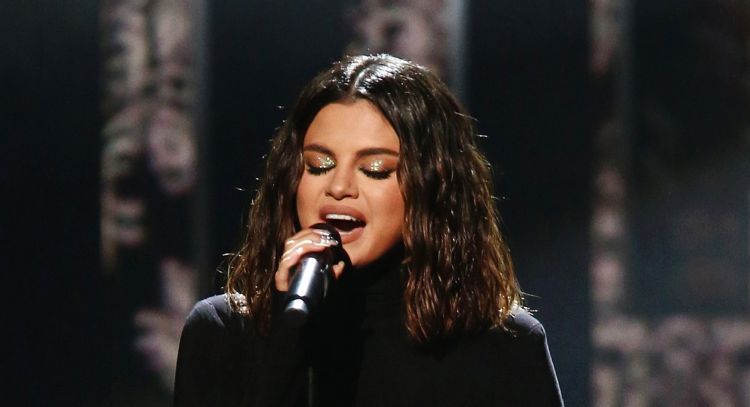 Selena Gomez revela que lanzará nueva música con un video desde un estudio de grabación