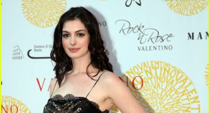 Anne Hathaway luce como una diosa en este minivestido rosa de Valentino