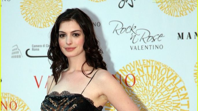 Anne Hathaway luce como una diosa en este minivestido rosa de Valentino