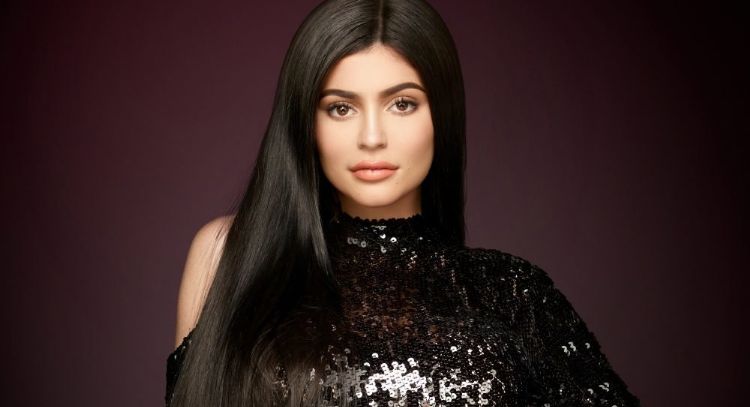 Kylie Jenner posa con encantador vestido de invierno y deslumbra a todo Internet