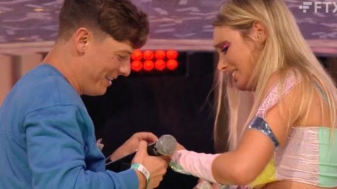 Guaynaa sorprende a Lele Pons al pedirle matrimonio en pleno escenario de Tomorrowland