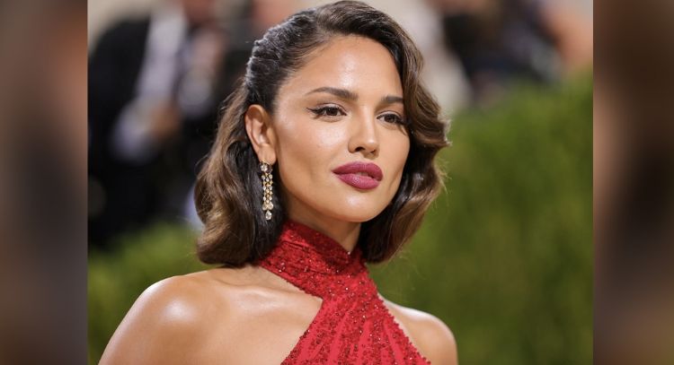Eiza González se enfunda en revelador vestido negro y paraliza Internet; este es su look