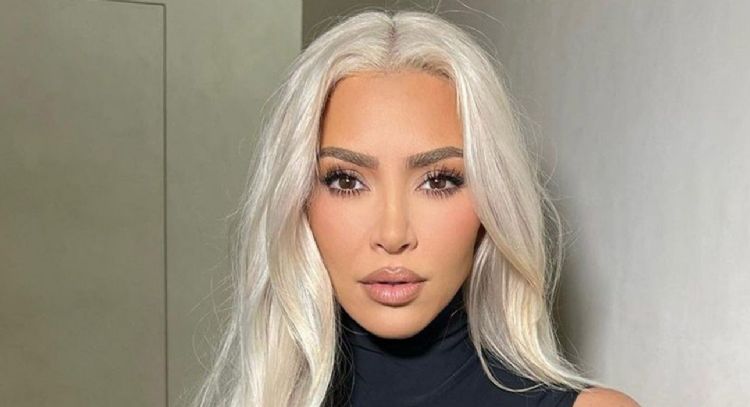 FOTO: Kim Kardashian luce entallado jumpsuit gris y enciende las redes