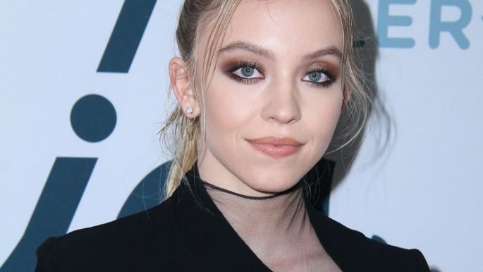 Sydney Sweeney luce tremenda en este mini vestido de terciopelo verde oscuro