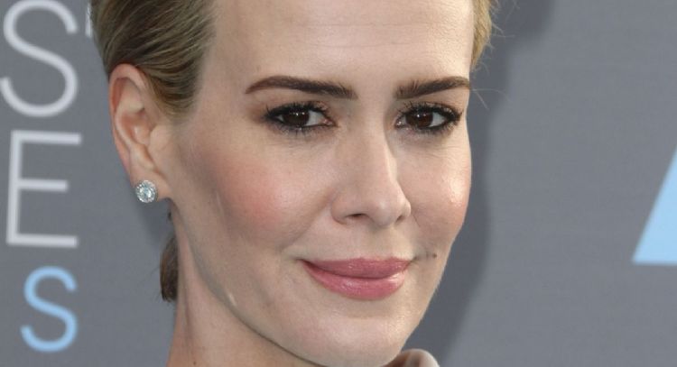 Sarah Paulson estrena cambio radical de look mientras recibe premio por 'American Crime Story'