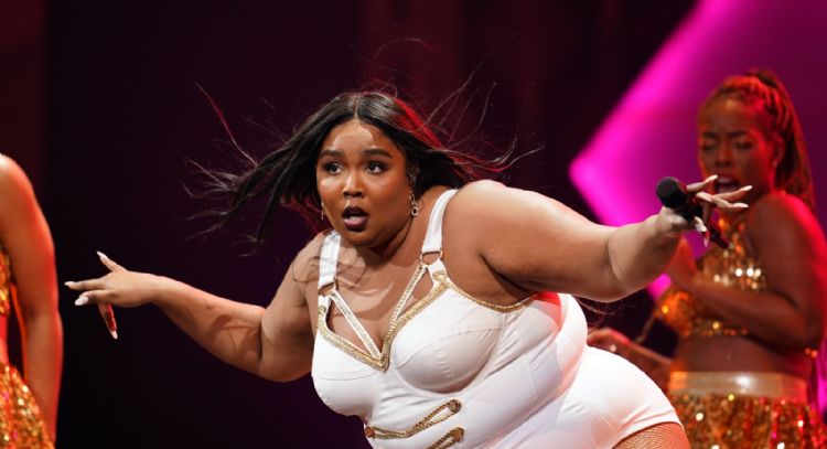 Lizzo se convierte en una novia fugitiva en su nuevo videoclip tras el éxito de 'About Damn Time'
