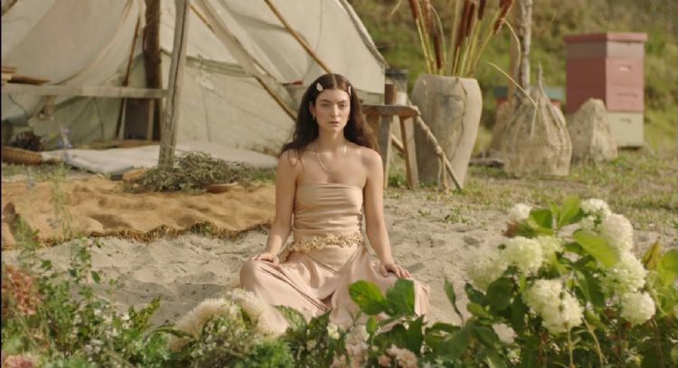 Lorde sorprende con el nuevo videoclip de  'Oceanic Feeling', tema de su álbum 'Solar Power'