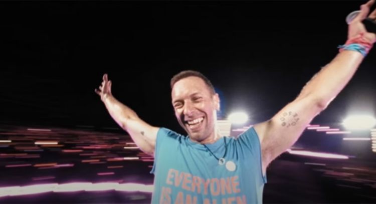 Mira a Coldplay hacer un sorprendente cover de la famosa canción 'Running Up That Hill'