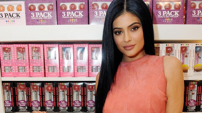 FOTO: Kylie Jenner posa con ceñido vestido café y paraliza las redes