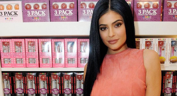 FOTO: Kylie Jenner posa con ceñido vestido café y paraliza las redes