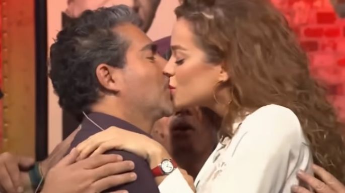 Raúl Araiza y Candela Márquez protagonizan acalorado beso en pleno programa