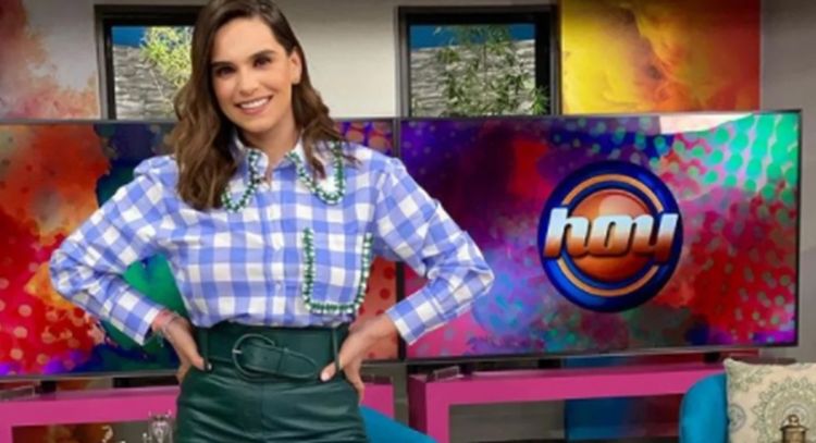 FOTO: Tania Rincón presume belleza en coqueto 'outfit' azul y deslumbra a todo el programa 'Hoy'