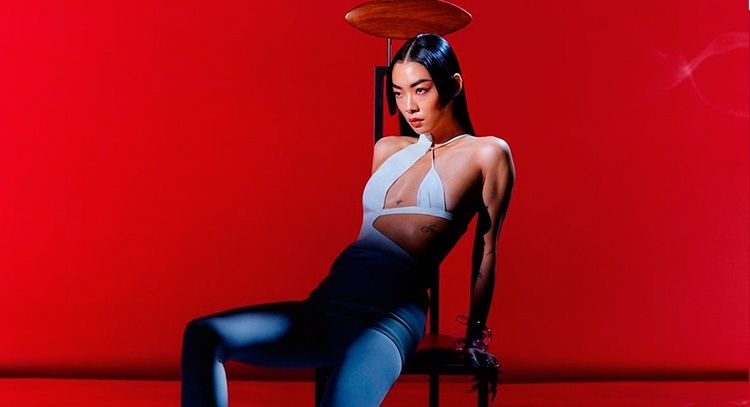 Rina Sawayama lanza un espectacular video con el tema 'Hold the Girl'; míralo a continuación