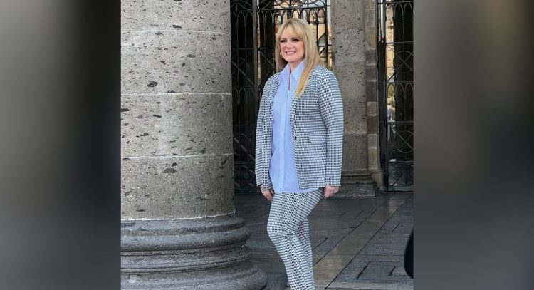 Desde la alberca, Érika Buenfil posa con encantador bañador y le llueven halagos