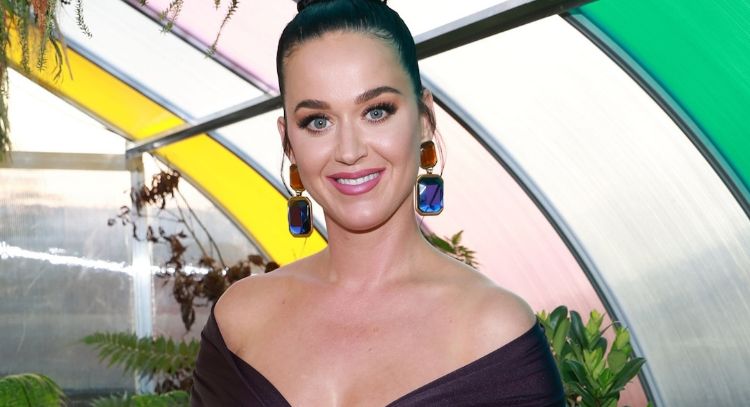 FOTO: Katy Perry presume figura con entallado vestido rojo y paraliza Internet