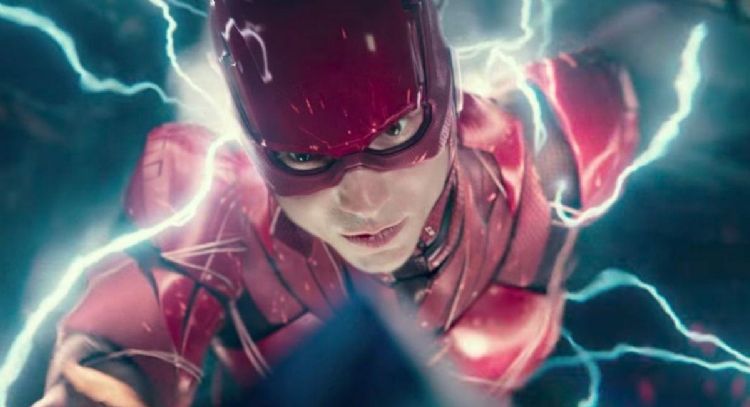 Ante cancelación de 'Batgirl', productora de 'The Flash' dice que la película con Ezra Miller sigue