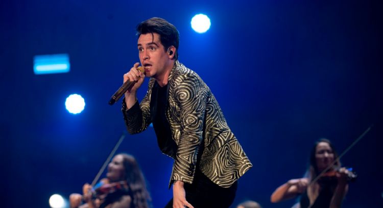 La banda Panic! At the Disco habla sobre su asenso a la fama en la nueva canción 'Local God'