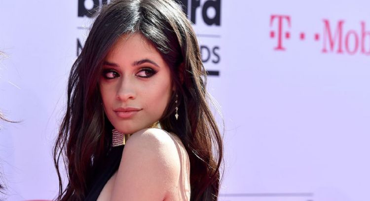 FOTO: Camila Cabelllo se enfunda en entallado outfit blanco y deleita las redes