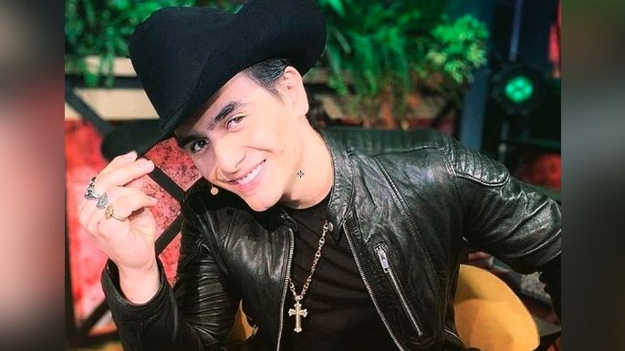 Julián Figueroa ofrece disculpas a su esposa tras besar a una de sus fanáticas