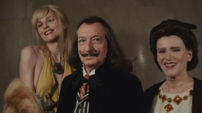 Ezra Miller regresa junto a Ben Kingsley en las nuevas imágenes de la biopic de Salvador Dalí