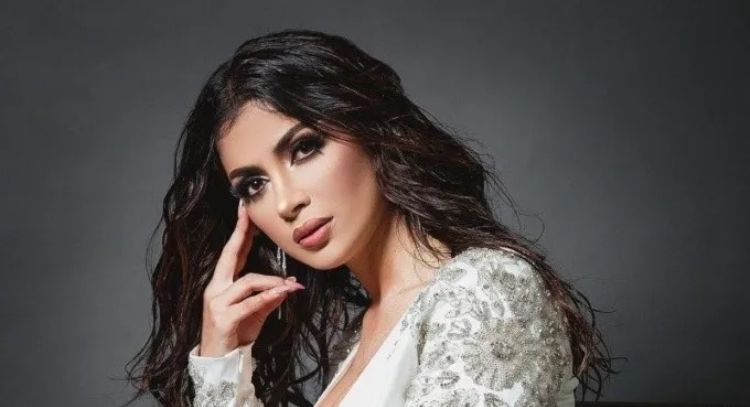 Kimberly Flores presume su estilo en Instagram al lucir sus curvas con sofisticado vestido blanco