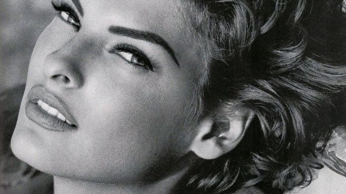 La modelo Linda Evangelista reaparece luego de quedar brutalmente deformada