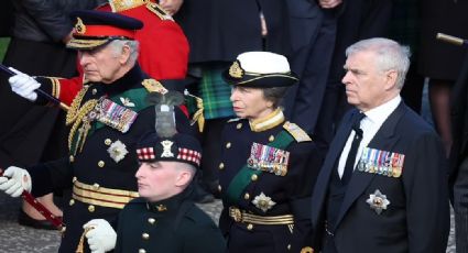 FOTO: Captan al Rey Carlos III al llorar en evento fúnebre para la Reina Isabel II