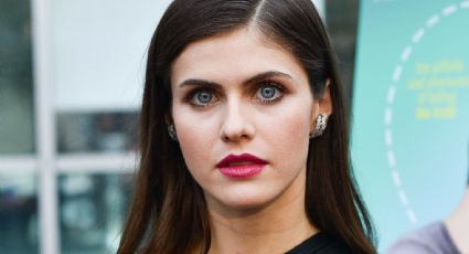 FOTOS: Alexandra Daddario deja sus nenas al descubierto con este vestido Dior transparente